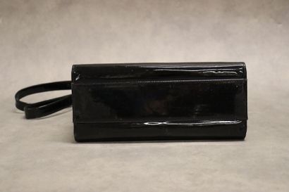 ESCADA. Sac à main en vinyle noir avec bijouterie...