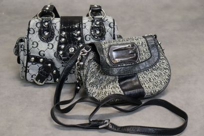 GUESS. Un petit sac à main en toile et cuir....