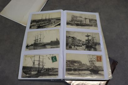 Réunion de deux albums de cartes postales...