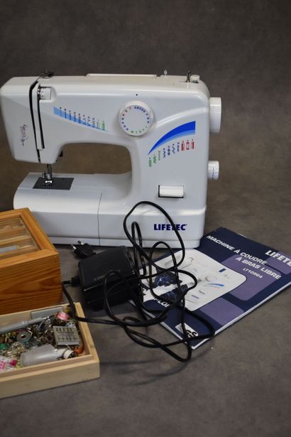 Réunion de deux machines à coudre (Nogamatic...
