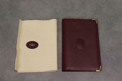CARTIER. Porte-documents en cuir bordeaux...