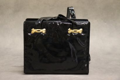 ESCADA. Sac à main en vinyle noir avec bijouterie...