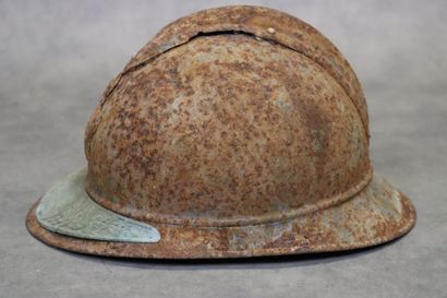 Casque Adrian figurant l'insigne du génie...
