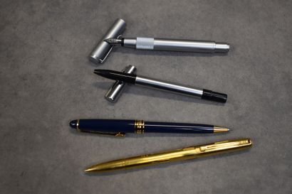 Réunion de trois stylo bille et un plume....