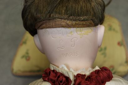 Poupée avec tête en biscuit et corps en composition,...