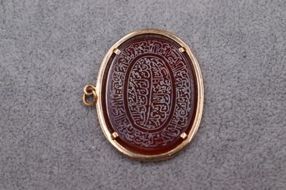 Un pendentif or 375/°° avec une plaque ovale...