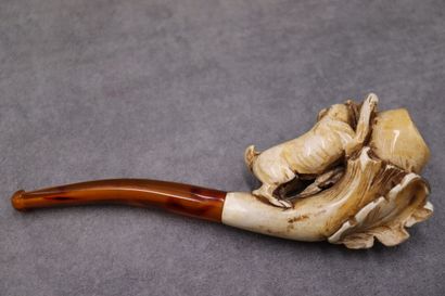 Réunion de deux pipes en écume de mer à décor...