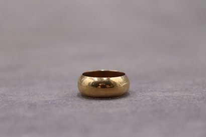 Un anneau en or jaune 750. Poids: 9.38g