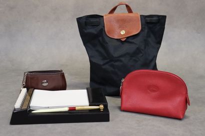 LONGCHAMPS. Réunion d'un sac, deux pochettes...