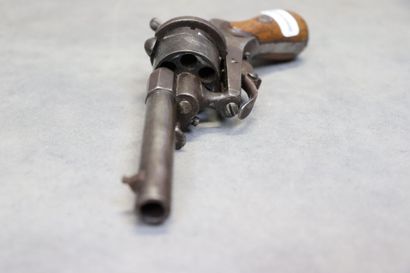 Revolver, barillet à six coups, queue de...