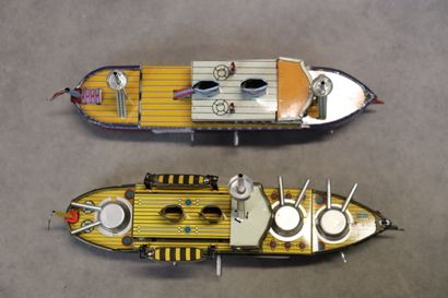 Réunion de deux bateaux mécaniques en tôle...