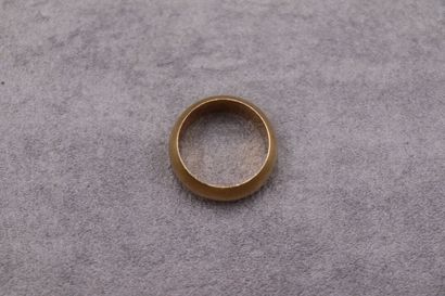 Un anneau en or jaune 750. Poids: 9.38g