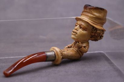Une pipe en écume de mer à décor de personnage....