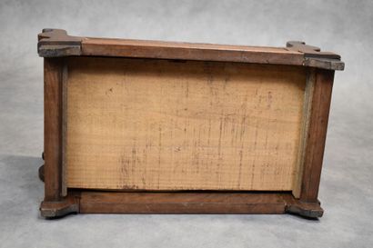 Lit de poupée en bois sculpté avec matelas...