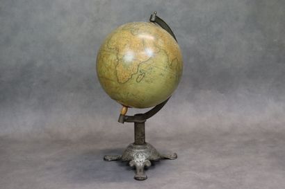 J. LEBEQUE et Cie. Map monde sur pied en...