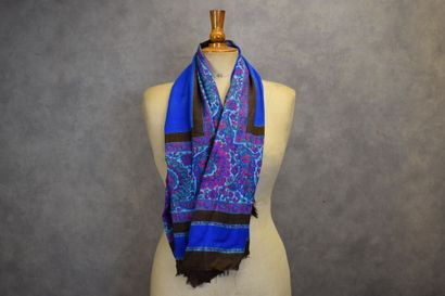 Yves Saint Laurent. Châle motif pesley en...