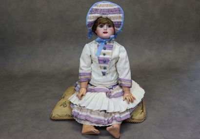 Une poupée avec tête en biscuit et corps...