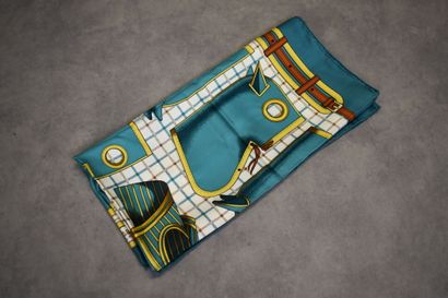 HERMES. Modèle Camails. Carré en soie design...