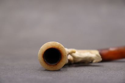 Réunion de trois pipes en écume de mer à...