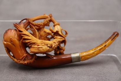 Une pipe en écume de mer à décor d'oiseaux....