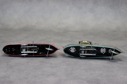 Réunion de deux bateaux mécaniques en tôle...