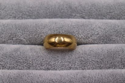 Un anneau en or jaune 750. Poids: 9.38g