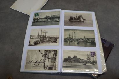 Réunion de deux albums de cartes postales...