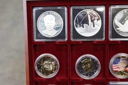 Coffret comprenant 12 monnaies et deux médailles,...
