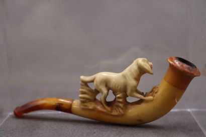 Réunion de deux pipes en écume de mer figurant...