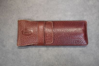 CARTIER. Un lot d'accessoires en cuir bordeaux...