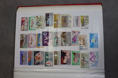Un classeur de 64 pages comprenant des timbres...