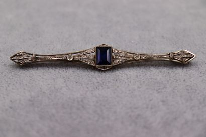 Une broche argent avec un corindon de synthèse...