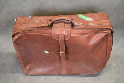 GUCCI. Valise en cuir marron, intérieur tissu...