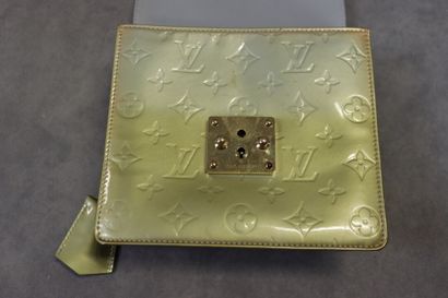 LOUIS VUITTON. Petit sac à main en cuir vernis,...