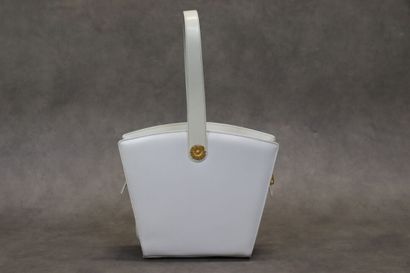 ESCADA. Sac à main en cuir blanc, bijouterie...