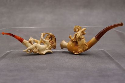 Réunion de deux pipes en écume de mer à décor...
