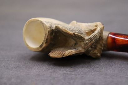 Réunion de deux pipes en écume de mer à décor...