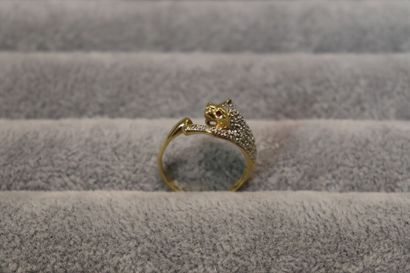 Une bague or jaune 750/°° en forme de lion....