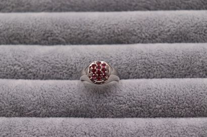 Une bague or gris 750/°° forme chevalière...