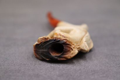 Réunion de deux pipes en écume de mer à décor...