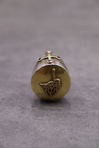 Une chevalière argent et or à motifs templier...