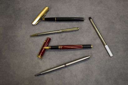 Réunion de quatre stylos deux billes et deux...