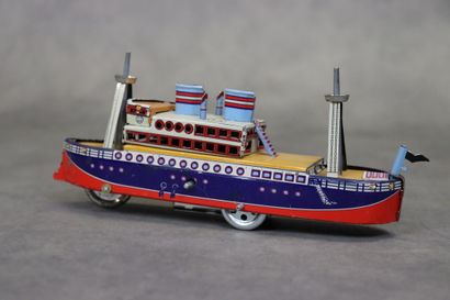 Réunion de deux bateaux mécaniques en tôle...