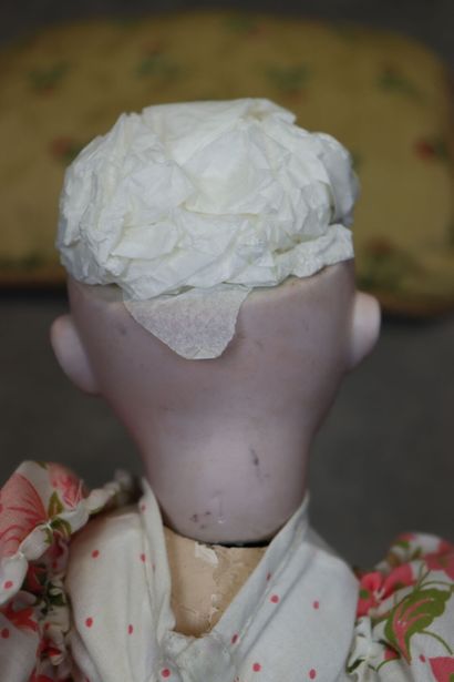 Une poupée avec tête en biscuit et corps...