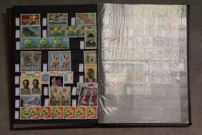 Réunion de douze classeurs de timbres étrangers...