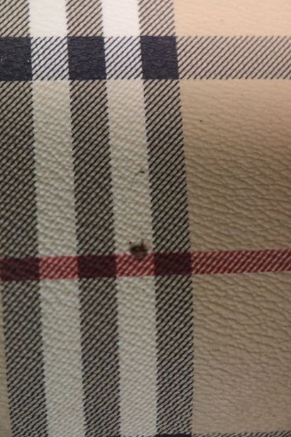 BURBERRY. Valise souple en toile enduite...