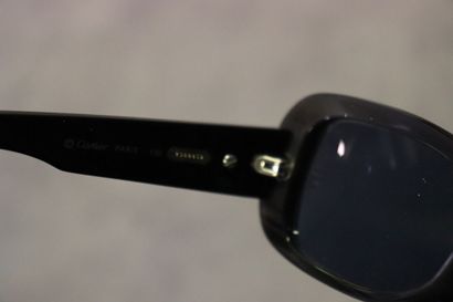 CARTIER. Lunettes de soleil noir avec étui,...