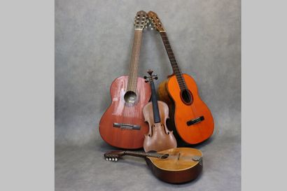 Réunion de deux guitares sèches (une di Giorgio,...