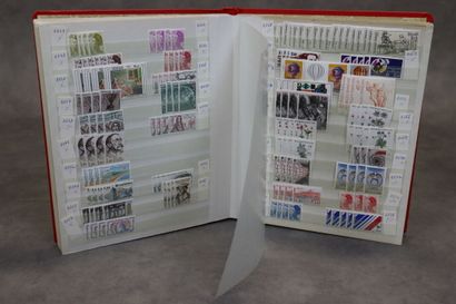 Réunion de quatre albums de timbres, dont...