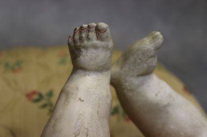 Un bébé avec tête en biscuit et corps en...